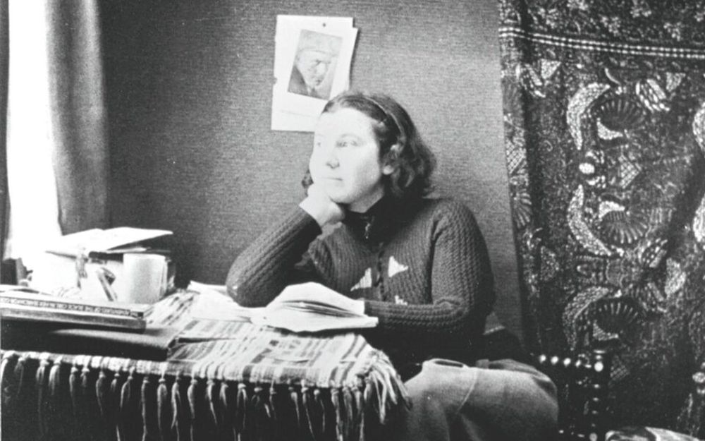 Ακόμα και έτσι η απόφαση της Χίλεσουμ ξενίζει: ξέρουμε πως είχε τη δυνατότητα να δραπετεύσει από την Ολλανδία πολύ προτού η ζωή της καταστεί ανταλλάξιμη με εκείνη των λοιπών συγκρατουμένων της. Και όμως εκείνη επιλέγει να παραμείνει στην Ολλανδία για να απαλύνει με τις λιγοστές της δυνάμεις τον ψυχικό και σωματικό πόνο των κρατουμένων που πρόκειται να εκτοπιστούν. Με τίμημα τη ζωή της η Χίλεσουμ αποκτά τη δυνατότητα να πράξει το Καλό στο εδώ και στο τώρα, στον κόσμο που της δόθηκε, στο λασπωμένο στρατόπεδο των προγραμμένων ψυχών. Υπό αυτό το πρίσμα η επιλογή της, όσο μακριά και αν στέκει από εμάς, αποκαλύπτεται ως παρακαταθήκη. Μας θυμίζει πως η επιταγή του Καλού οφείλει να επιζεί στους καιρούς της φρίκης. Στο πιο κρίσιμο ίσως σημείο του ημερολογίου της η Χίλεσουμ διαισθάνεται πως το μίσος και ο κυνισμός έχουν διαποτίσει την ψυχή ενός συγκρατούμενού της: «Τρέφει βαθύ μίσος, υποθέτω, για τους διώκτες μας. Ομως, αυτός ο ίδιος είναι δήμιος. Θα γινόταν υποδειγματικός διοικητής στρατοπέδου συγκέντρωσης» (σελ. 323). Για τη Χίλεσουμ στα ναζιστικά στρατόπεδα διακυβεύεται κάτι μεγαλύτερο από την ατομική σωτηρία: «Εχουμε τόσα πολλά να αλλάξουμε στον εαυτό μας, ώστε δεν θα έπρεπε να χάνουμε χρόνο μισώντας αυτούς που αποκαλούμε εχθρούς μας. Και το θέμα δεν είναι να πούμε ότι και μεταξύ μας υπάρχουν “δήμιοι” και γενικά κακοί άνθρωποι… Ο καθένας μας πρέπει να κάνει μια στροφή προς τον εαυτό του και να… εξαλείψει από τη δική του ψυχή όλα τα κακά που βλέπει στους άλλους. Και πρέπει να είμαστε βέβαιοι πως η παραμικρή ποσότητα μίσους που προσθέτουμε στον κόσμο τον καθιστά ακόμη πιο αφιλόξενο απ’ ό,τι ήδη είναι» (σελ. 325-6). Στην τελευταία σελίδα του ημερολογίου η Χίλεσουμ υπερασπίζεται τη χρησιμότητα της ποίησης μπροστά στον όλεθρο: συχνά «απορρίπτουμε περιφρονητικά την πνευματική κληρονομιά καλλιτεχνών που έζησαν σε καιρούς που θεωρούνται πιο εύκολοι… γιατί δήθεν δεν μπορεί να μας χρησιμεύσει σε κάτι». Αντίστοιχα, θα ισχυριστεί κανείς πως το σκεπτικό της Χίλεσουμ είναι ασύμβατο με μια εποχή εκκοσμίκευσης και ατομικισμού, σαν τη δική μας. Διατηρεί ωστόσο την αξία του. Τα διλήμματα της Χίλεσουμ, η οποία σε καιρούς ταραγμένους πάσχισε να διαφυλάξει την ανθρωπιά και την αξιοπρέπειά της, θυμίζουν πως η σκληρότητα του κόσμου δεν διαπερνά όλες τις ανθρώπινες ψυχές. Η ακροτελεύτια φράση του ημερολογίου φαντάζει παντοτινά επίκαιρη: «Ας είμαστε βάλσαμο για πολλές πληγές». ΘΟΔΩΡΗΣ ΤΣΟΜΙΔΗΣ-kathimerini.gr Ο κ. Θοδωρής Τσομίδης διδάσκει ανθρώπινα δικαιώματα στο Πανεπιστήμιο του Λάιντεν της Ολλανδίας. Μεταφράσεις του: «Απέναντι στην καρδιά του σκότους» του Εντμουντ Μορέλ (Πατάκης, 2022) και «Ενας καλλιτέχνης της πείνας» του Φραντς Kάφκα (Gutenberg, 2022).