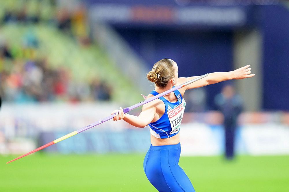 Την πρώτη θέση στο Ευρωπαϊκό Κύπελλο ρίψεων, που διεξάγεται στη Λεϊρία της Πορτογαλίας, πήρε η Ελίνα Τζένγκο στον ακοντισμό. Η πρωταθλήτρια Ευρώπης στην έκτη της προσπάθεια έστειλε το ακόντιο στα 63.65μ. και κατέκτησε το χρυσό μετάλλιο, δείχνοντας ότι βρίσκεται σε πολύ καλή κατάσταση. Η συγκεκριμένη βολή ήταν η τέταρτη καλύτερη στην καριέρα της, μετά τα 65.81μ, που είναι το ατομικό της ρεκόρ από το 2022, τα 65.40μ και τα 63.96μ, που σημείωσε την ίδια χρονιά. Η Τζένγκο ξεκίνησε το αγώνα με 53.47μ, συνέχισε με 61.78μ και 57.30μ, ήταν άκυρη στην 4η βολή της, ακολούθησε μια στα 58.36μ και στην τελευταία της έστειλε το ακόντιο στα 63.65μ, για να πανηγυρίσει με τον προπονητή της, Γιώργο Μποτσκαριώβ. Πίσω από την Ελληνίδα πρωταθλήτρια βρέθηκε η Μαρίγια Βουσένοβιτς (Σερβία) με 60.65μ, με την συμπατριώτισσα της Αντριάνα Βιλάγκος να κλείνει την τριάδα με 59.83μ. Νωρίτερα η Αφροδίτη Μανιού στο Β’ γκρουπ του ακοντισμού κατέλαβε την 4η θέση καθώς είχε βολή στα 55.50μ, με την Σιγκρίντ Μπόγκε από τη Νορβηγία να είναι πρώτη με 58.63μ. Στη σφαιροβολία και στο Β΄ γκρουπ η Μαρία Μαγκούλια ήταν στην όγδοη θέση με βολή στα 14.39μ, με την Αμάντα Νγκαντού-Ντουμπά από τη Γαλλία να είναι πρώτη με 15.98μ.