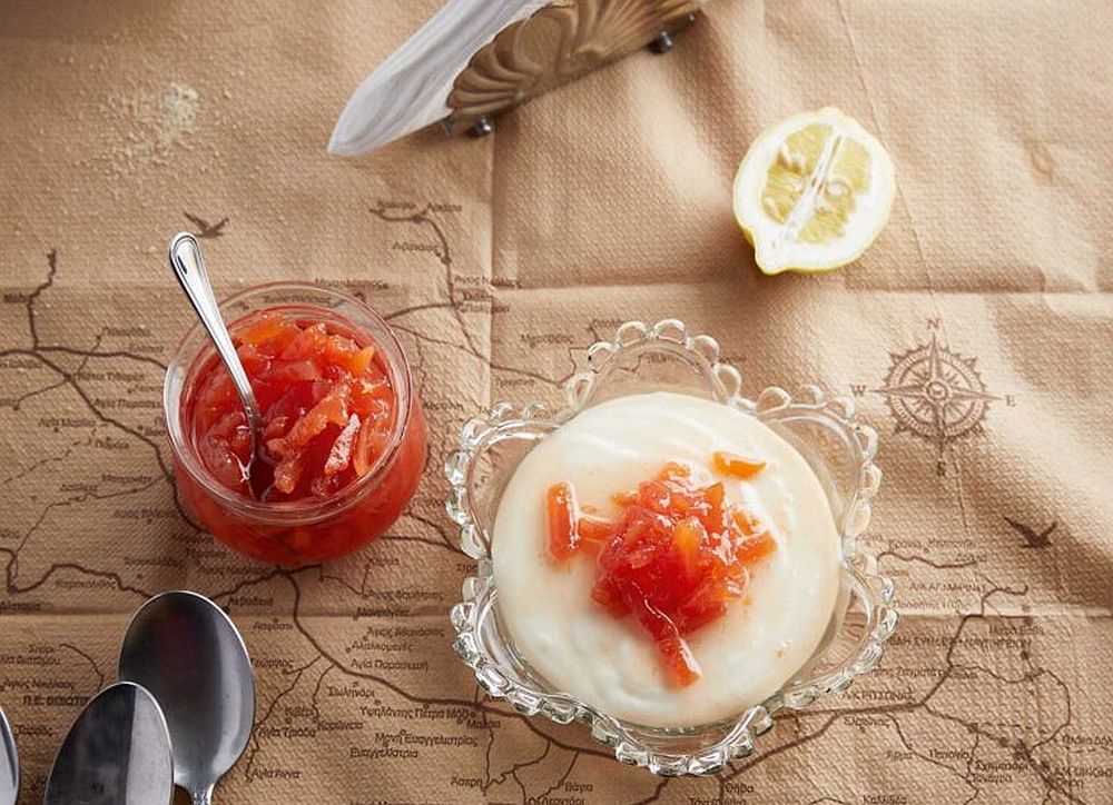 Μους γιαουρτιού με λεμόνι και γλυκό του κουταλιού