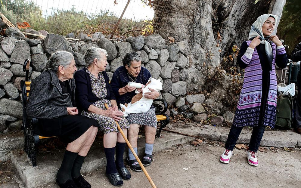 Ενα μωρό που πρόσφατα είχε φτάσει στον κόσμο «τυλίγεται» από την αγάπη και την τρυφερότητα τριών γυναικών - που ήταν τότε κοντά στο κλείσιμο του κύκλου της ζωής τους (Φωτογραφία: Λευτέρης Παρτσάλης