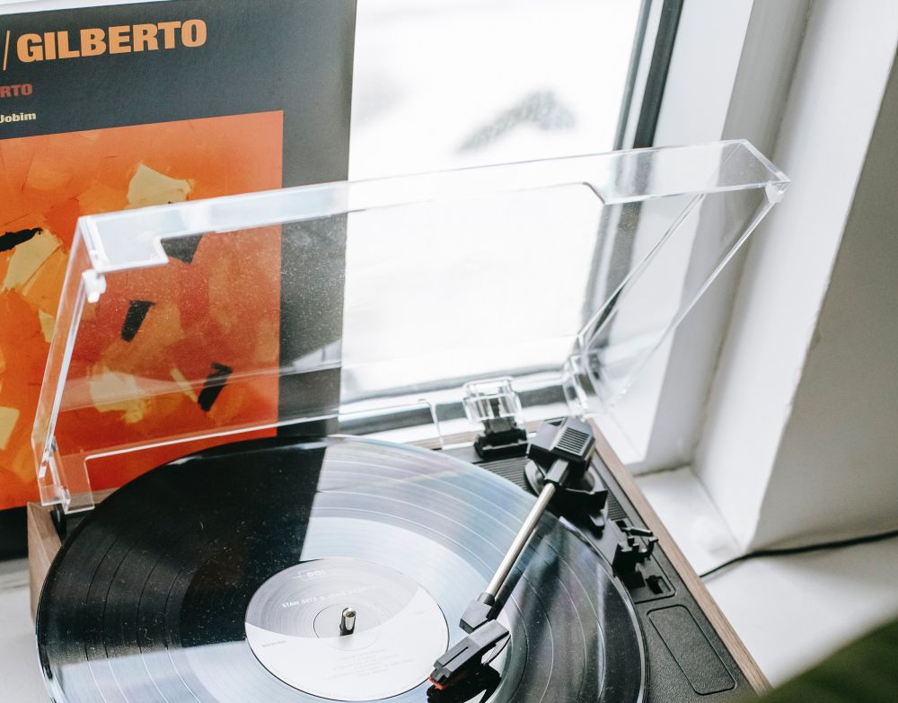 Μισό αιώνα μετά: Η δυναμική επιστροφή των βινυλίων