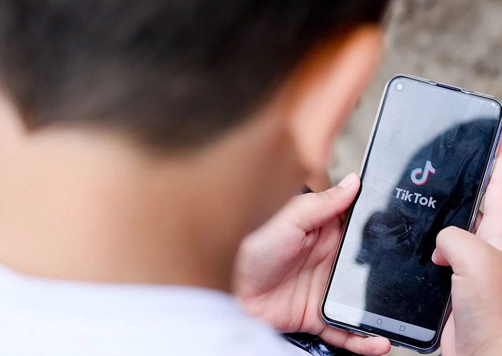 TikTok: Πώς ο αλγόριθμος εντοπίζει παιδιά και τα εκθέτει σε κινδύνους για τη ζωή τους