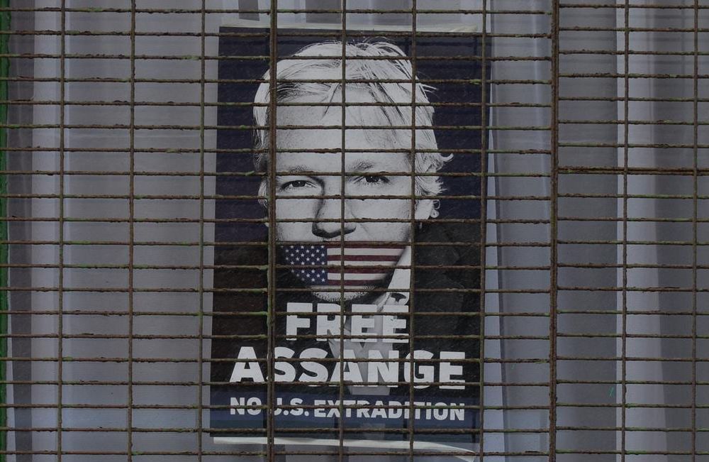 Ο αργός θάνατος του Τζούλιαν Ασάνζ