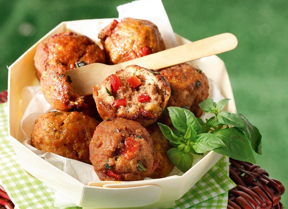 Κεφτεδάκια με ντομάτα, πιπεριά και βασιλικό