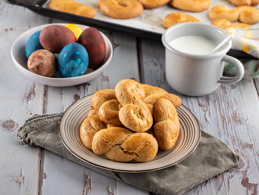 Συνταγή για πασχαλινά κουλουράκια με άρωμα τσουρέκι