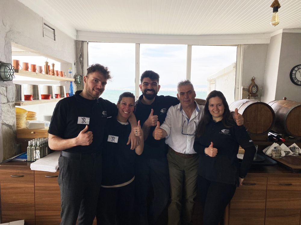 Θεσσαλονίκη: Ταβέρνα απασχολεί βαρήκοους και κωφούς ως σερβιτόρους και μάγειρες