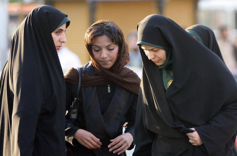 Ιράν: Kάμερες σε δημόσιους χώρους για να εντοπίζονται γυναίκες που δεν φορούν μαντίλα