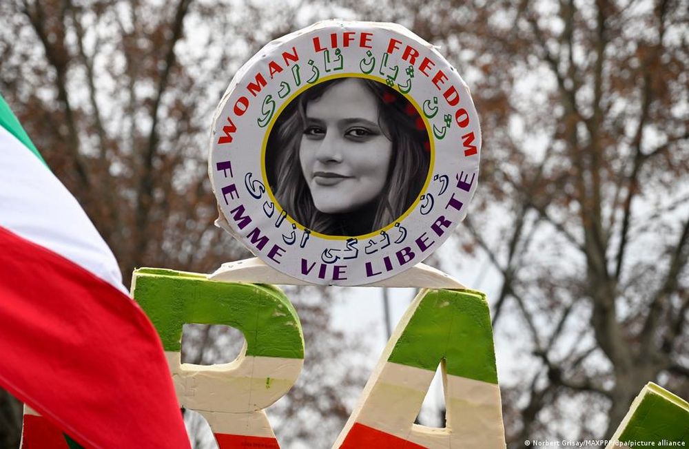 Ιράν: Οι γυναίκες συνεχίζουν να «σηκώνουν κεφάλι»