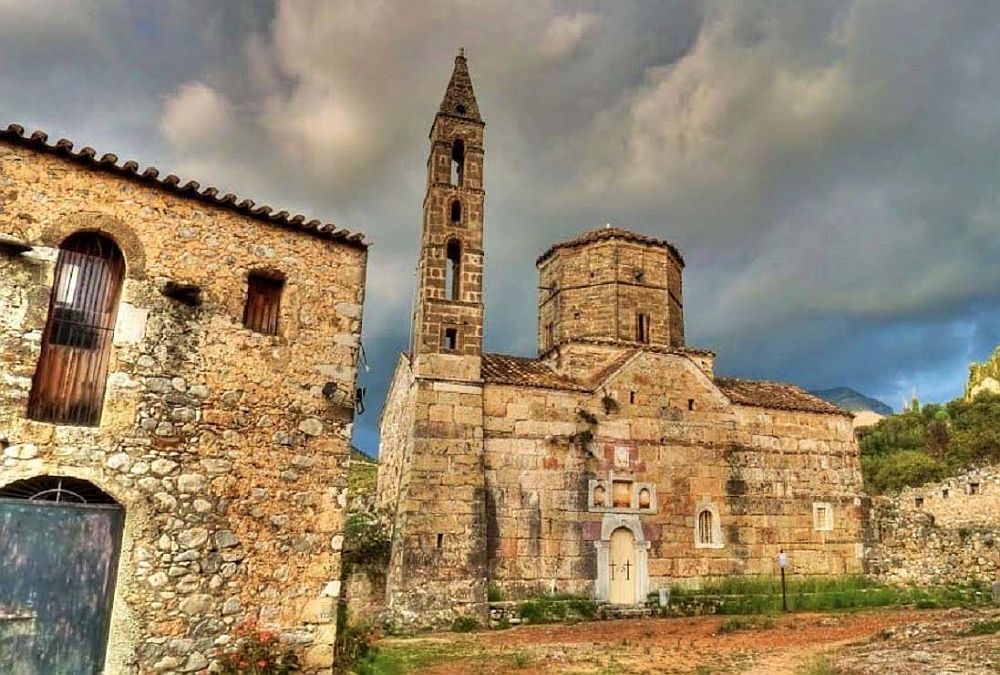 Παλαιά Καρδαμύλη: Η παραμυθένια καστροπολιτεία, με το ομορφότερο καμπαναριό της Ελλάδας (ΒΙΝΤΕΟ)