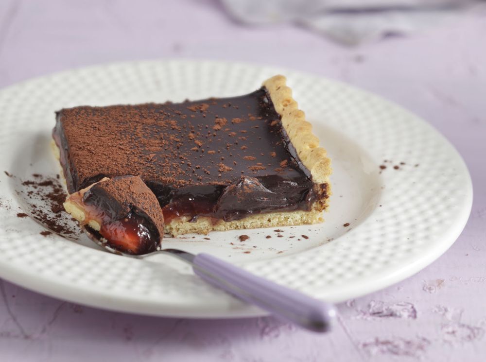 Τάρτα με πικρή σοκολάτα και μαρμελάδα φράουλα