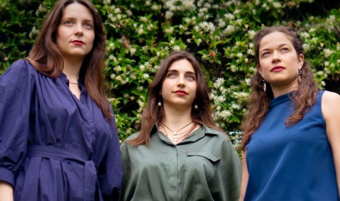 Τρεις φωνές ερμηνεύουν a capella γνωστά τραγούδια στον Πολυχώρο Ισλαχανέ