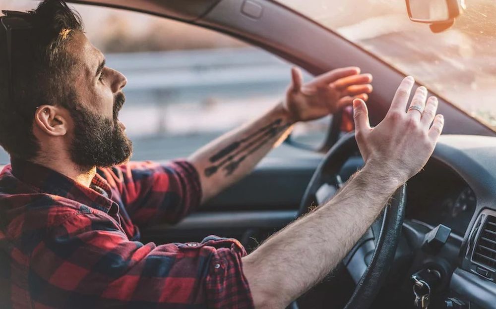 Βρίζουν, κορνάρουν, τρέχουν – Οργή στους ελληνικούς δρόμους