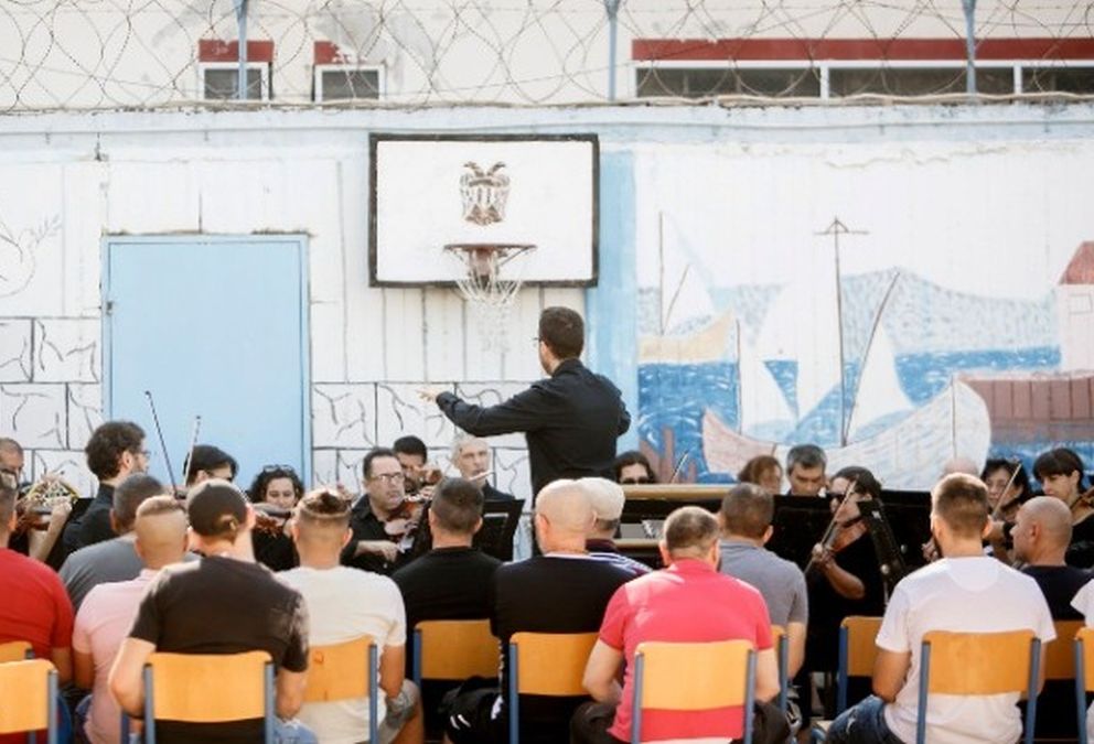 Σε κρατούμενους, εξαρτημένους και παιδιά με αναπηρία παίζει η Κ.Ο.Θ.