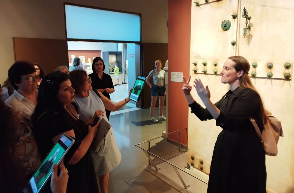 Αρχαιολογικό Μουσείο Θεσσαλονίκης: Αυτόνομη ξενάγηση κωφών μέσω εφαρμογής στη νοηματική γλώσσα