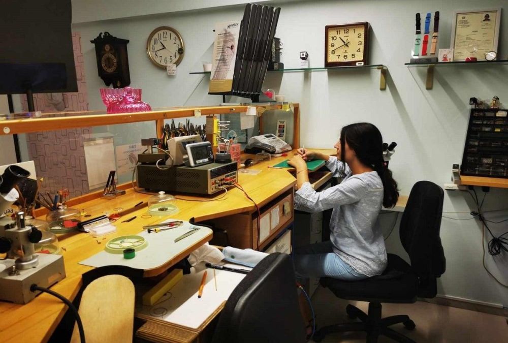 Η μοναδική γυναίκα στη Θεσσαλονίκη που δίνει ...χρόνο ζωής σε χαλασμένα ρολόγια