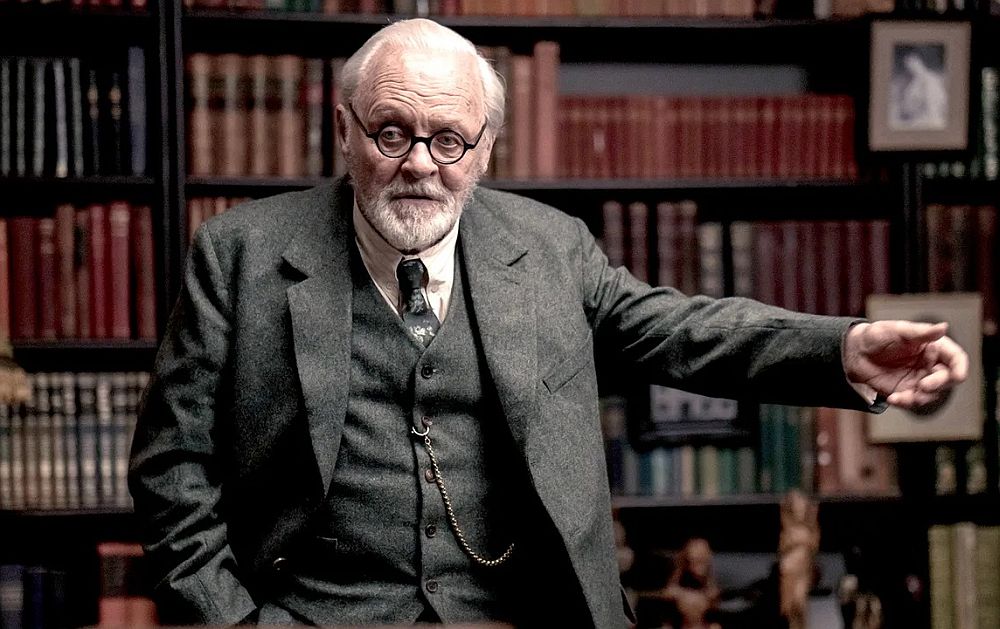 «Freud’s Last Session»: Το πρώτο τρέιλερ με τον Άντονι Χόπκινς στο ρόλο του Σίγκμουντ Φρόιντ