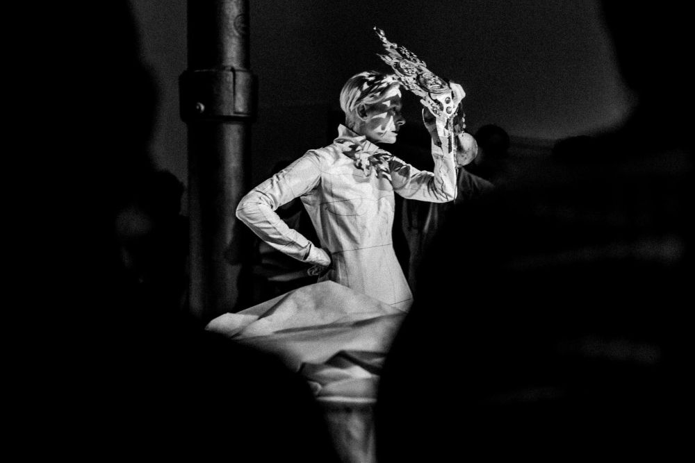 Η Τίλντα Σουίντον για πρώτη φορά στη Στέγη με μία τελετουργική περφόρμανς