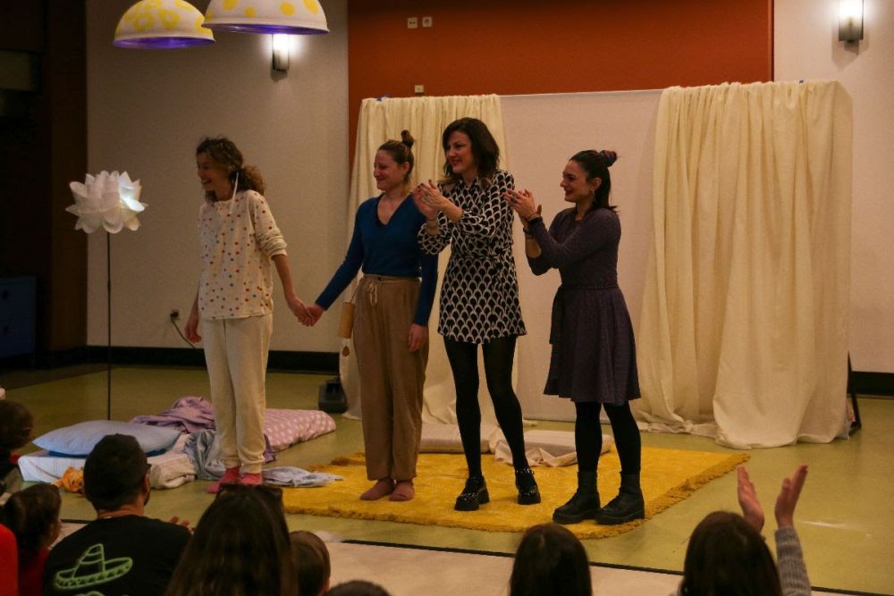 Βρέφη και νήπια κάνουν τα πρώτα τους ...βήματα στο θέατρο