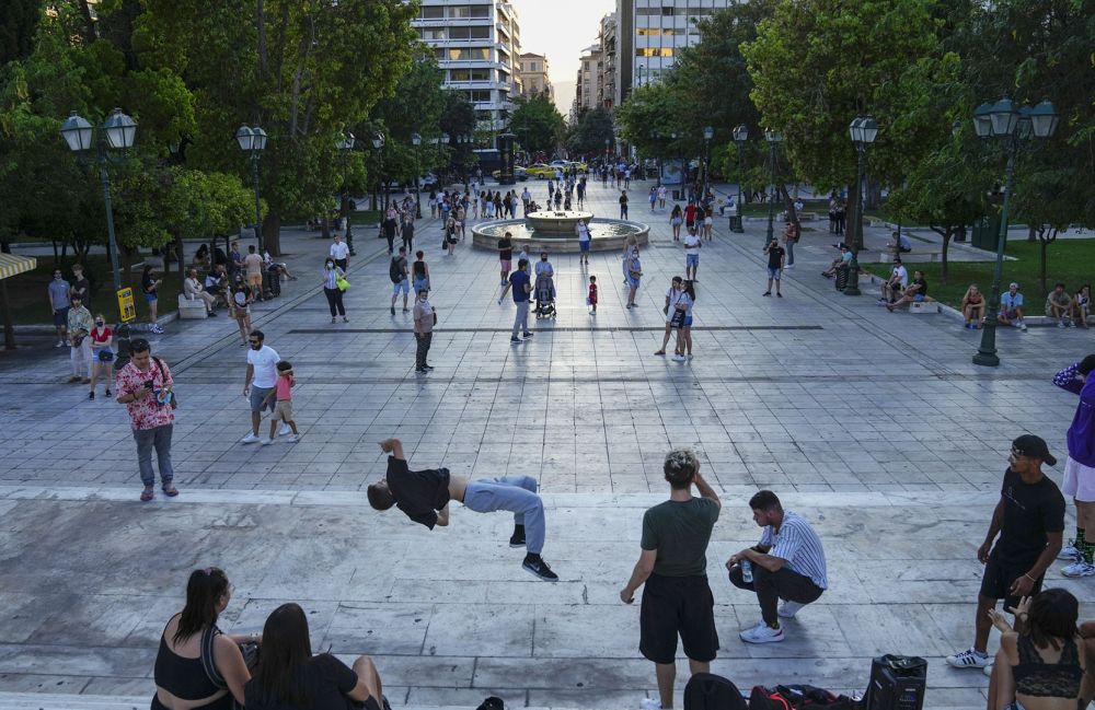 Η Ελλάδα σε ένα μόνιμο εκκρεμές