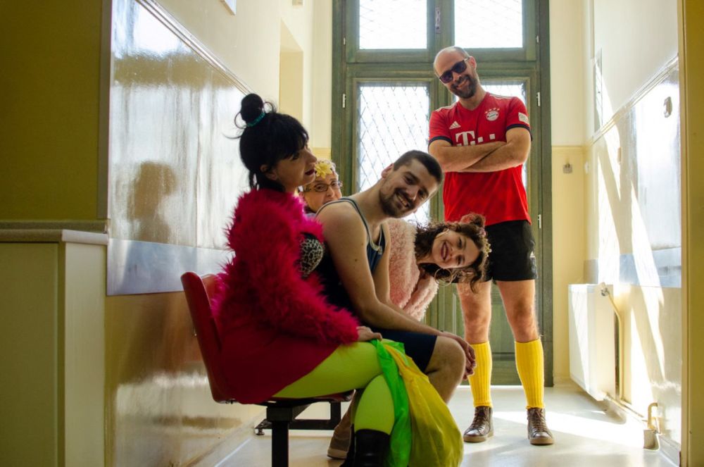 Η ψυχική υγεία «εισιτήριο» για την ευτυχία στην παράσταση «Προς Μενοικέα»