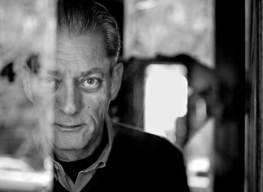 Ο συγγραφέας της «Τριλογίας της Νέας Υόρκης» και του μνημειακού «4 3 2 1» έπασχε από καρκίνο και πέθανε στο σπίτι του, στο Μπρούκλιν. Στα βιβλία του εξερευνούσε υπαρξιακά ζητήματα, το απροσδόκητο της ζωής, τη μοναξιά, την αγάπη, την πολιτική και την ιστορία μιας διχασμένης Αμερικής