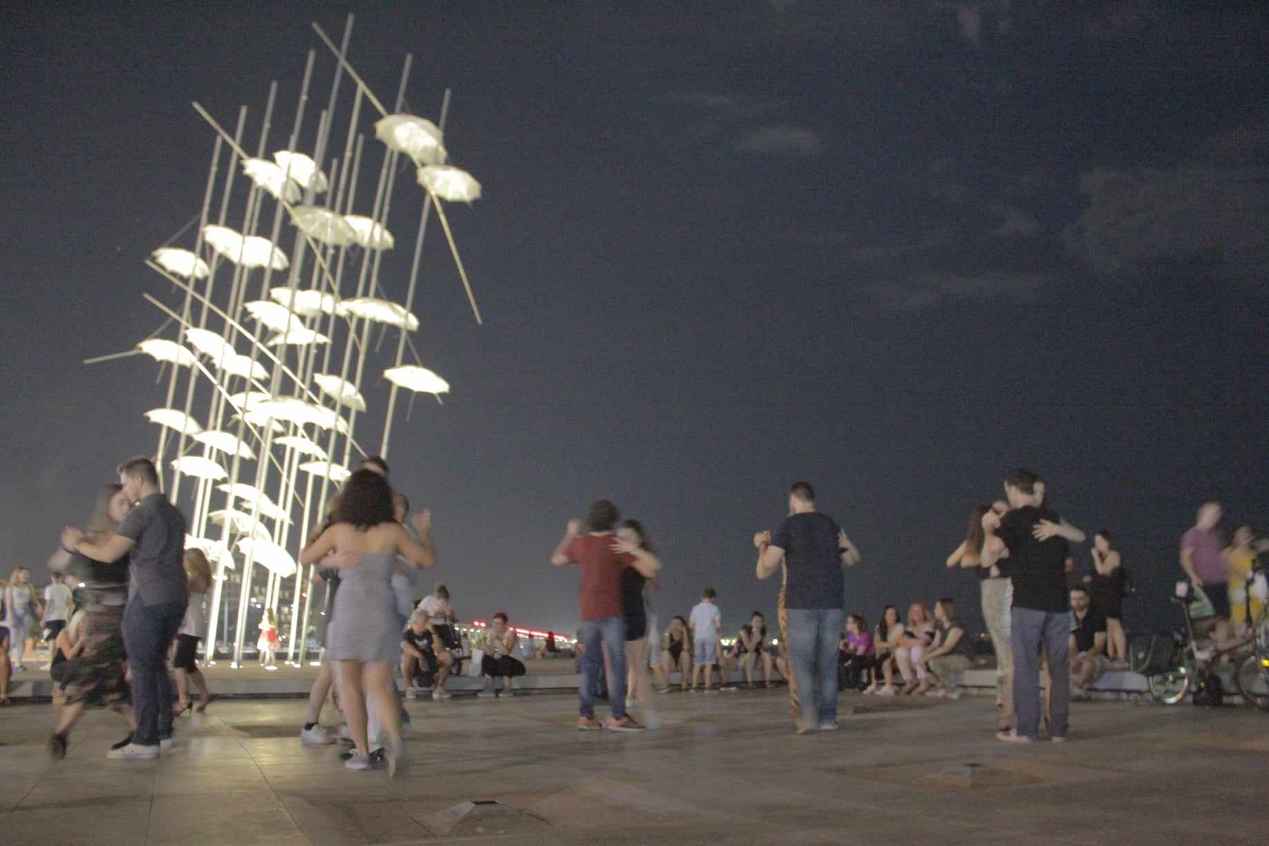 Όταν η μουσική και ο χορός πολεμούν το σκοτάδι