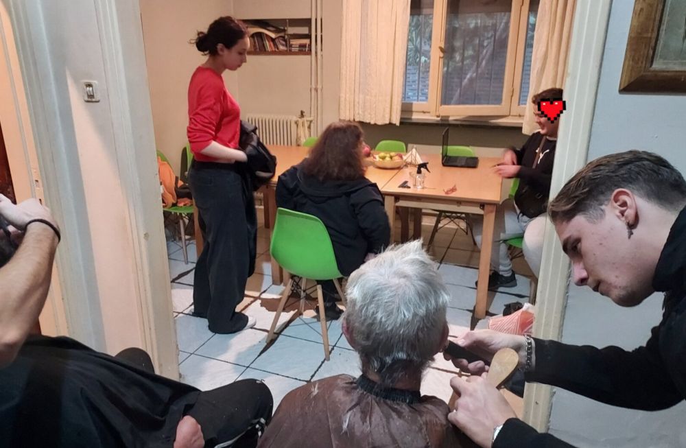 Μαθήματα ανθρωπιάς από καθηγήτρια και σπουδαστές κομμωτικής