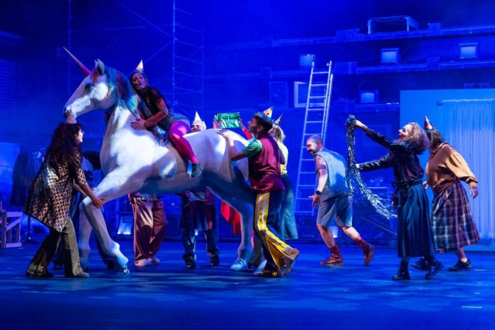 Το ΚΘΒΕ λέει #letsparty και προσφέρει μία θεατρική εμπειρία γεμάτη αξέχαστα πάρτι