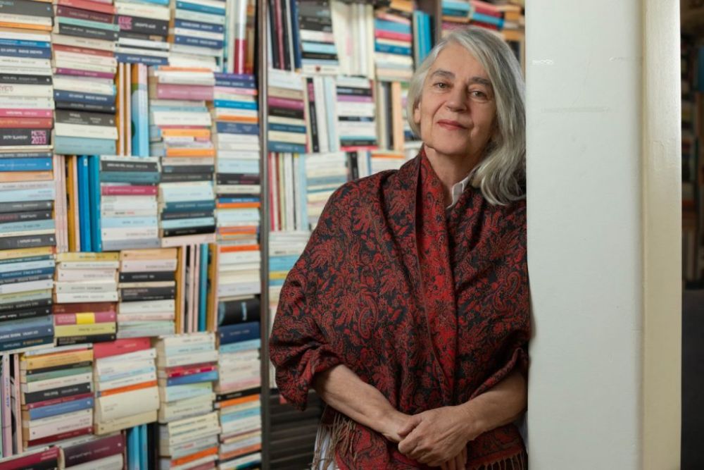 «Κορνιζωμένοι», το καινούργιο μυθιστόρημα της Ιωάννας Καρυστιάνη