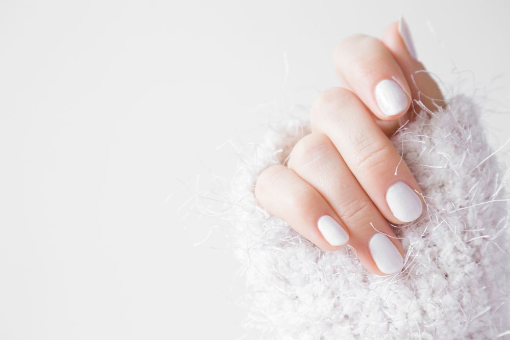 White nail theory: Τι σημαίνει το λευκό χρώμα στο μανικιούρ;