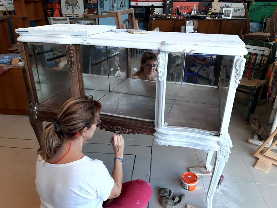 Διασώστρια επίπλων - Η γυναίκα που δίνει νέα ζωή στα παλιά έπιπλα